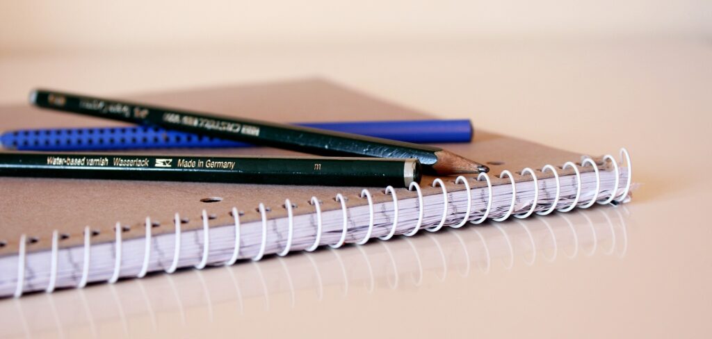 Hos Hammer Hansen A/S kan du bl.a. købe kollegieblokke og et ringbind register